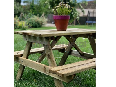 mesa de picnic de madera pequeña